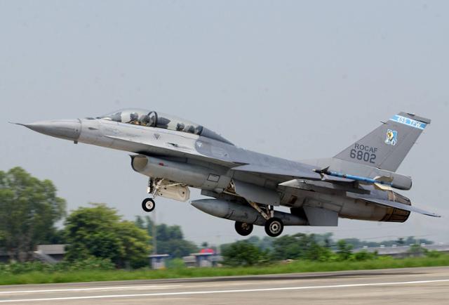 대만 중서부 자이 공군기지에서 F-16 전투기가 이륙하고 있다. AFP 연합뉴스