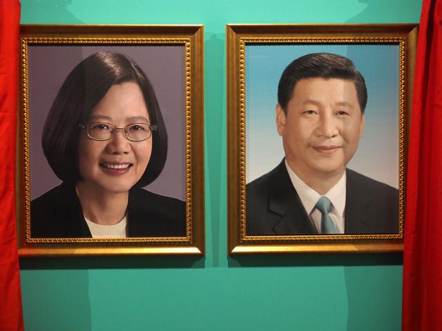 대만 타이베이의 한 미술관에 차이잉원(왼쪽) 총통과 시진핑 중국 국가주석을 그린 작품이 나란히 전시돼 있다. 타이베이=EPA 연합뉴스