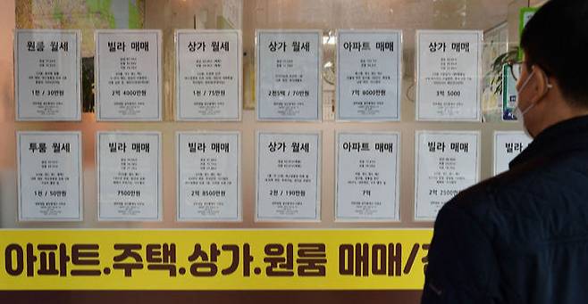 정부가 전세대란을 극복하기 위해 전국에 공공임대 11만 4천 가구를 공급하기로 한 가운데 19일 서울 은평구 한 부동산에 월세와 매매 광고 문구만 걸려 있다. 이재문 기자