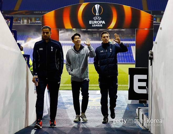토트넘 손흥민(가운데)이 2016년 2월 유로파리그 경기를 앞두고 케빈 비머(오른쪽), 나세르 샤들리와 함께 경기장을 걸어나오고 있다. Getty Images코리아
