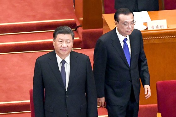 지난 5월 21일 전국인민정치협상회의 개회식에 참석하는 시진핑 국가주석(왼쪽)과 리커창 총리. [AFP]
