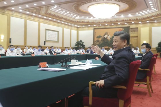 지난 7월 21일 시진핑 중국 국가주석(앞줄)은 베이징 인민대회당에서 중국 국영, 민영, 외자 기업인 초청 좌담회를 가졌다. 이 자리에 리커창 총리는 모습을 드러내지 않았다. [신화=연합뉴스]