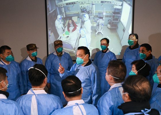 리커창 총리(가운데)가 올 1월 코로나가 한창이던 우한을 찾아 의료진들을 격려하고 있다. [중앙인민정부 홈페이지]