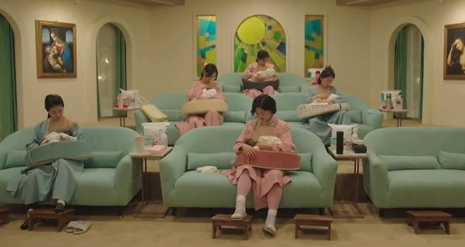 드라마 '산후조리원'에서 산모들이 수유실에 모여 모유 수유를 하는 모습. /tvN