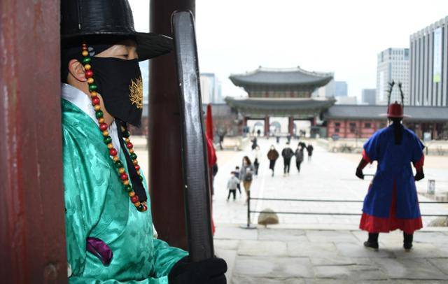 22일 경복궁 수문장도 마스크를 착용하고 있다. 오대근 기자