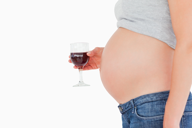 임신한 여성이 알코올을 섭취하면 태아의 뇌를 비롯한 여러 기관에 바로 영향을 미쳐서 아기에게 다양한 안면기형, 정신지체, 중추 신경 장애를 유발할 수 있다. /클립아트코리아 제공