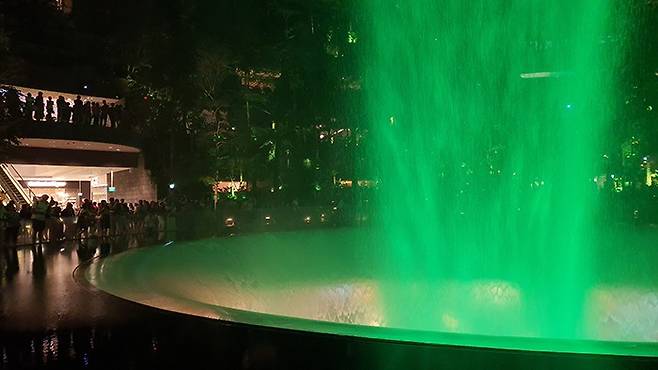 사람들이 포레스트 밸리에서 인공폭포를 구경하고 있다. /사진=송경은 기자