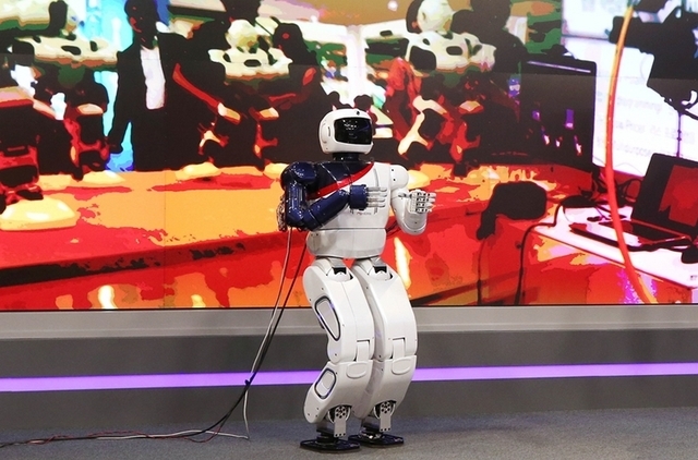 [서울=뉴시스] 국내 최초의 휴머노이드 로봇 휴보가 뉴스앵커로 등장해 뉴스를 진행하고 있는 모습. 사진 KAIST