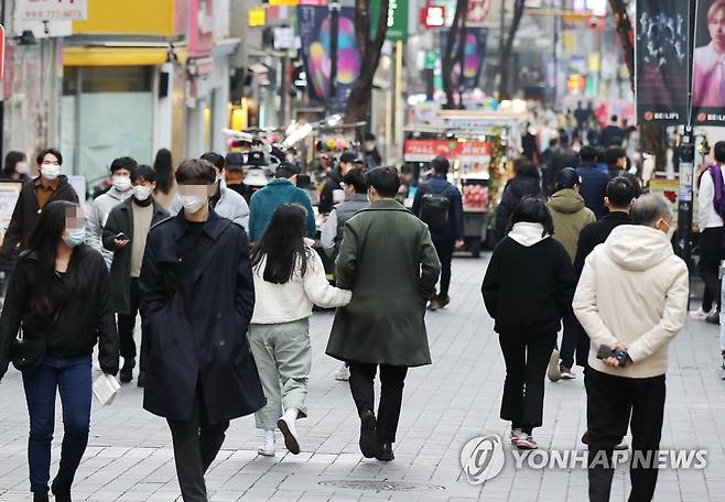 사회적 거리두기 1.5단계 격상, 붐비는 명동 (서울=연합뉴스) 이재희 기자 = 서울·경기 지역 사회적 거리두기가 1.5단계로 상향된 뒤 첫 휴일인 22일 오후 서울 중구 명동 거리에서 시민들이 이동하고 있다. 2020.11.22 scape@yna.co.kr