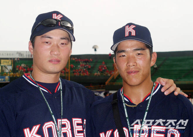 2004년 7월 25일 대만 타이중에서 열린 세계대학야구선수권대회에 대표선수로 출전한 오승환(왼쪽)과 정근우.