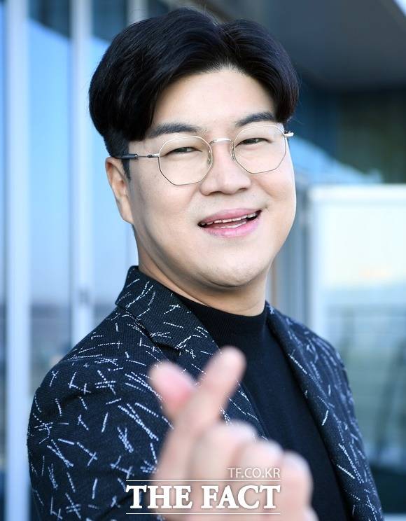 박구윤은 대학 시절 박효신 박완규 이적 김범수 거미 등 내로라하는 팝 발라드 가수들의 코러스로 활동했다. 그는 "트로트 가수 데뷔는 대중가요 작곡가이신 아버지와 형님 등 음악가족 분위기와도 무관하지 않다"고 말했다. /임영무 기자