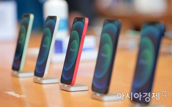 애플의 첫 5G 스마트폰 아이폰12 시리즈가 국내 공식 출시한 30일 서울 강남구 가로수길 애플스토어에서 제품이 전시돼 있다./김현민 기자 kimhyun81@