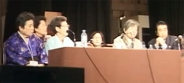 2000년 12월 8일 일본 도쿄에서 열린 ‘일본군 성노예 전범 여성국제법정’에서 일본군 위안부 피해자인 고 안법순 문필기 하상숙 할머니(왼쪽부터)가 증인으로 출석해 피해 사실을 증언하고 있다. 여성가족부 제공 영상 캡처