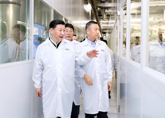 2018년 4월 시진핑(왼쪽) 중국 국가 주석이 우한에 있는 YMTC 반도체 공장을 둘러보고 있다. 신화=연합뉴스