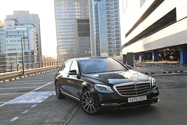 메르세데스-벤츠가 선보인 S 560e는 현재의 S 클래스의 방점을 찍는 기술적 존재라 할 수 있다.