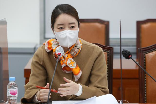 강선우 더불어민주당 의원이 6일 서울 여의도 국회에서 열린 아동학대 관련 온라인 민생간담회에서 발언을 하고 있다. 연합뉴스
