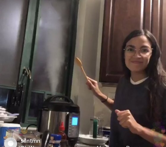 알렉산드리아 오카시오코르테스가 자신의 아파트에서 마카로니 치즈를 만들며 인스타 팟캐스트 방송을 진행하고 있다. AOC는 적극적인 SNS 사용으로 미국에서 유명 인사 대열에 올랐다. 사진=인스타그램