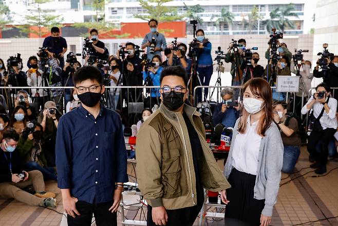 (왼쪽부터) 홍콩 민주화 운동가 조슈아 웡(黃之鋒·24)과 이반 램(林朗彦·26), 아그네스 차우(周庭·23·여). [로이터]