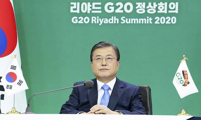 문재인 대통령이 지난 21일 오후 청와대에서 주요 20개국(G20) 정상회의에 참석해 있다. 연합뉴스