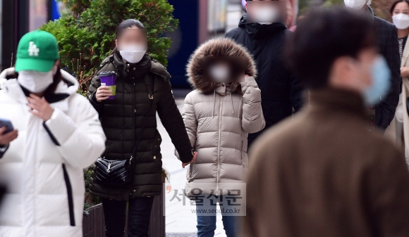 22일 서울 서초구 강남역 근처에서 시민들이 두꺼운 외투를 입고 길을 걷고 있다. 기상청은 23일 전국의 아침 최저기온이 영하 6도~영상 7도의 분포를 보일 것이라고 예보했다.박윤슬 기자 seul@seoul.co.kr