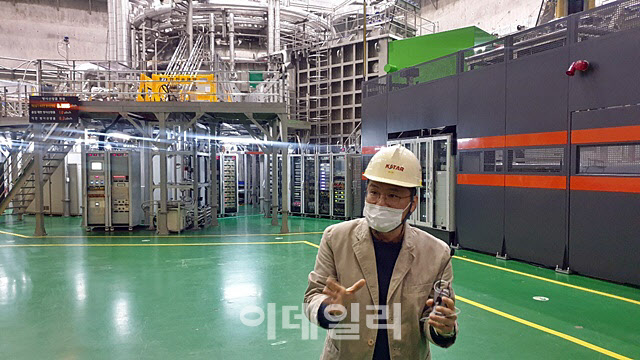 윤시우 한국핵융합에너지연구원 KSTAR 센터장이 핵융합 연구에 대해 설명하고 있다.(사진=강민구 기자)