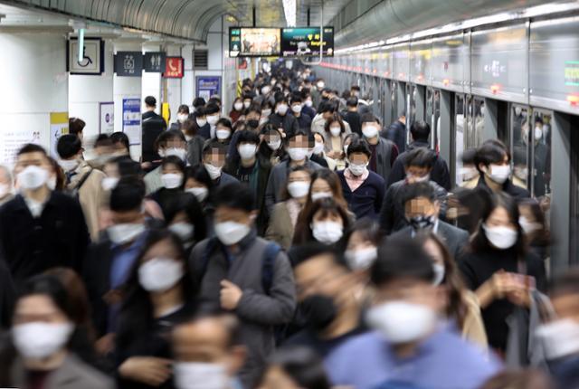 13일 서울 지하철 5호선 광화문역에서 마스크를 쓴 출근길 직장인들이 발길을 재촉하고 있다. 연합뉴스
