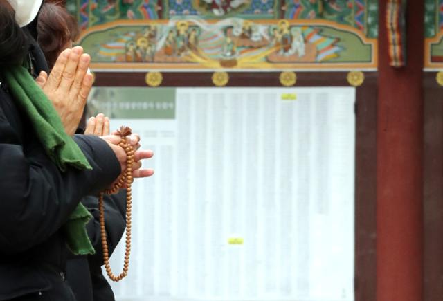 수능을 열하루 앞둔 22일 서울 종로구 조계사에서 불교 신도들이 기도하고 있다. 연합뉴스