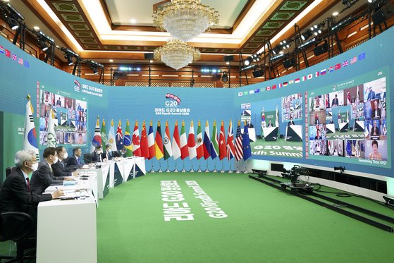 22일 저녁 청와대에서 화상으로 열린 주요 20개국(G20) 화상정상회의 모습. 화상회의장 바닥이 G20 의장국인 사우디아라비아를 상징하는 녹색으로 꾸며져 있다. [청와대사진기자단]
