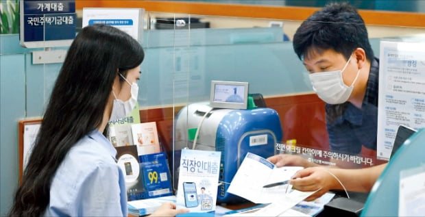 집값과 전셋값 상승으로 대출이 늘면서 한국의 가계부채 비율이 주요국 중 가장 높은 수준으로 치솟았다. 사진은 한 시중은행 영업점에서 소비자가 대출상담을 받는 모습.   한경DB