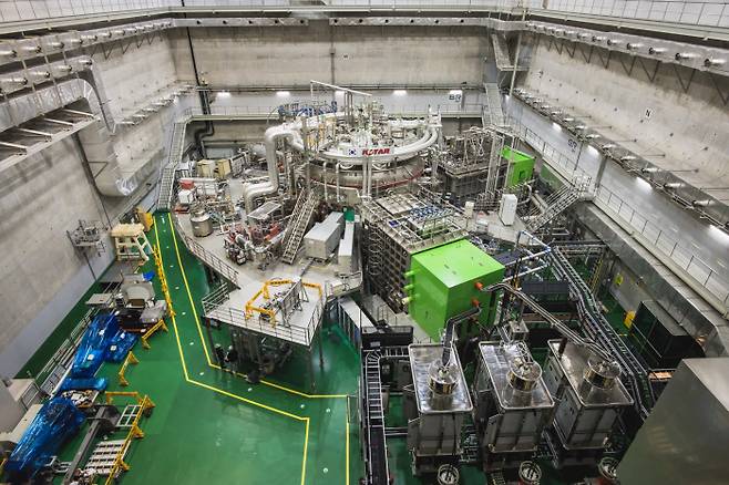한국의 인공태양 ‘케이스타’ 대전 한국핵융합에너지연구원에 설치된 한국의 인공태양이라 불리는 ‘케이스타(KSTAR)’. 케이스타는 태양과 같은 핵융합 반응을 일으켜 에너지를 생산하는 초전도 핵융합 연구장치다.    핵융합에너지연구원 제공