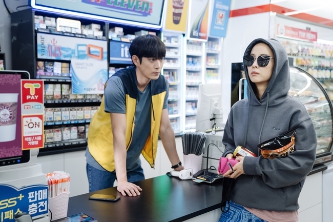 If you cheat, you will die Cho Yeo-jeong, Kim Young-daes Convenience store awards were caught.KBS 2TVs new tree drama Dying if I Sway (played by Lee Sung-min / directed by Kim Hyung-seok / production assortment), which will be broadcasted on December 2, will be awarded the Murder Crime Novel Writer Kang Yeo-ju (Cho Yeo-jeong) and Convenience Store Beautiful Boy Alvasaeng Cha Suho (Kim Young-dae) The meeting was unveiled.In the released photo, Yeoju is equipped with gray hooded T-shirts and sunglasses, and shows off the guns of her local white sister, appearing in the Convenience store and stealing her eyes.She holds a bag of beer and cookies and shows the award-winning attitude of avoiding Suhos eyes at the counter, and Suho stares at her without taking her eyes off such a woman.Convenience store Yeoju, who spends a good time drinking straw in a beer in a corner.Suho, who entered the observation mode as if he became a Stoker, conscious of the unusual Yeoju, is also an award.In the meantime, a woman who was kidnapped in broad daylight was caught in front of the Convenience store.In the dangerous moment of being kidnapped by three people, the figure of Yeoju, which is stretched without even moving, raises wonder.Yeoju and the flowery man Stoker(?) who transformed into the sister of the local white water), which is transformed into Convenience store, raises the question of what kind of awards will lead to the meeting of Suho.Gang Yeo-ju and Suho will show each other a curious look from their first meeting.I would like to ask you for your expectation of what kind of strange tension will lead to between the two people facing each other in the Convenience store, he said.