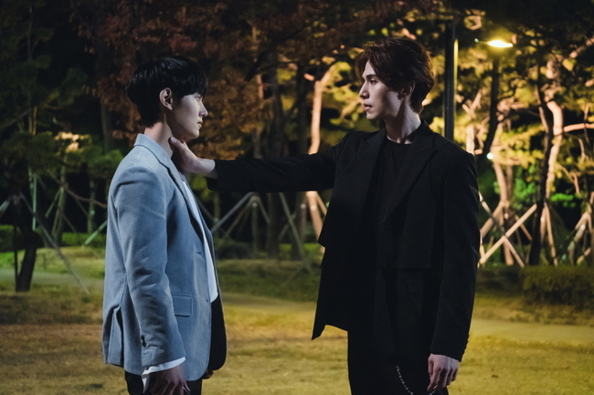 The Tale of a Gumiho Lee Dong-wook, Lee Tae-ri, revealed the ambassador to reveal each strategy.In the tvN tree drama The Tale of a Gumiho (directed by Kang Shin-hyo/playplayplay by Hanwoory/Produced Studio Dragon, How Pictures), it was revealed that Yiyeon (Lee Dong-wook) was using all the methods he knew to put Lee Tae-ri to sleep, and that the main body of Lee Mu-gi was Nam Jia (Jo Boa). It contained a shocking ending when the weapon in Namjia woke up.In this regard, I reviewed the charismatic Baekdudaegan mountain god Yiyeons cider and the goosebump of Lee Moo-ki with a special magic.# Yiyeon Ill catch you in a minute, just wait for you.Yiyeon, who went to the forest of the agui with the languid (Kim Bum) in the ruse of the agui (Sim So-young), deliberately crashed in the forest of the agui, causing the fear of the moment without the Namjia and lured the agui.As a result, Yiyeon grabbed the collar of the weapon that was watching him like CCTV through the dimness that came into the unconscious, and laughed coolly and said, I found it.Ill catch you soon, just wait, you.It turns out that Yiyeon has already noticed that the weapon is testing himself using dimness, and that the brain fight with the weapon will also be exciting.#Wireless I make a reasonable offer. Yiyeon Give me your body, and Ill save the rest of you.In the 10th episode ending, Yiyeon and Lee Moo-ki first met, and the tension was raised.The weapon gave Yiyeon a special offer that would make him feel guilty if he touched his precious furrow and Namjia. I make a reasonable offer.Yiyeon If you give your body, I will save everyone else. Lee Moo-gi showed the magic that made Yiyeons psychology shake and raised the crisis.#Yiyeon The Face Reader is just the style with the money, I dont deal with guys like you.Yiyeon coolly rejected the proposal by saying, The Face Reader is just a money-bearing style, I do not deal with people like you.Yiyeon, who conveyed his firm will to my hands, one by one, all of them, said, Why did you come back alive?Who is welcome in this age, such as plague, war, icons of turbulence, he said, breaking the momentum of Lee Mu-gi, Do you still think my weapon is only a knife? He showed off his power to rule nature by descending thunder.# Lee Mu-gi I want to die, now.Despite Yiyeons refusal to offer, Lee Mu-gi, who provoked him to have Nam Ji-ah, whispered, I want to die, now rather than look up at the sky, and at the same time, 132 mass suicides took place and surprised him.Moreover, the ability of Lee to suggest was also demonstrated when he met Yiyeons aides, Shinju (Hwang Hee) and Urangakshi (Kim Soo Jin).When the weapon in her calls, you ... and I am listening to me from now on. I am curious about what kind of implications these two have made.# Yiyeon As a self-help, this weapon, water is better than being on the ground.Yiyeon, who saved the parents of Nam Ji-ah in Lee and took over the president (Um Hyo-seop), put all his efforts to put the weapon back to sleep.Yiyeon, who put the weapon in the pool after putting the blood on his hand, tried to close the battle with the weapon with the exciting word Jago, the weapon is better than the water on the land and the blood of the sacrifice, the hair of the man, the head of the boss,However, it failed to remove the weapon, and the expectation is that Yiyeon, who saw the awakening of the weapon in Namjia, will be able to hold out the card of the spleen to remove the weapon without killing Namjia.# This weapon you are looking for, the body is not me.I am not the body, the body is not me, said Yiyeon, who tried to put himself to sleep but failed, and changed his expression, saying, I am wrong about sulrae.With the unexpected development of the weapon in Namjia waking up, attention is focused on what is the strategy of Lees conversion to deal with Yiyeon, which is the same situation as 600 years ago, but has become more powerful.Park Su-in on the news