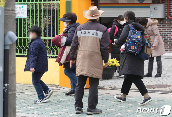 수도권 사회적 거리 두기가 2단계로 격상된 24일 오후 서울의 한 초등학교에서 어린이들이 하교하고 있다. 2020.11.24/뉴스1 © News1 송원영 기자