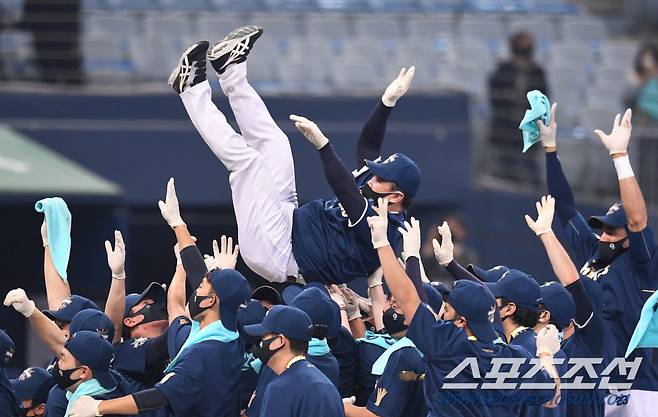 24일 고척스카이돔에서 KS 6차전 NC와 두산의 경기가 열렸다. NC가 두산에 승리하며 시리즈 전적 4승 2패로 통합 우승을 차지했다. 우승 행가레를 받고 있는 이동욱 감독. 고척=송정헌 기자 songs@sportschosun.com/2020.11.24/