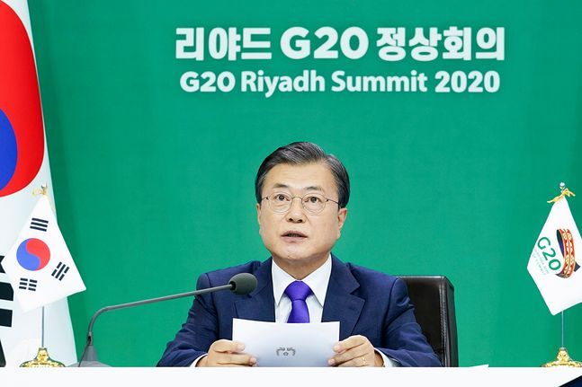문재인 대통령이 22일 청와대에서 2020년 G20 화상 정상회의(2일차)에 참석해 제2세션의 주제인 '포용적·지속가능·복원력 있는 미래'와 관련 의제 발언을 하고 있다. ⓒ청와대