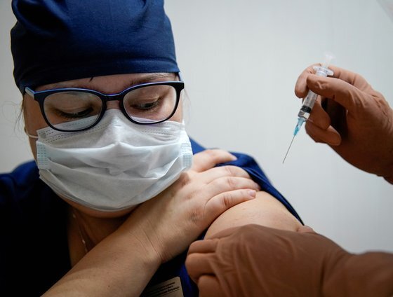 지난 10월 러시아 의료진이 러시아가 자체 개발한 백신 스푸트니크 V를 접종받고 있다. [로이터=연합뉴스]