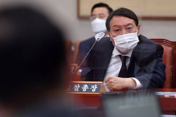 윤석열 검찰총장이 지난달 22일 서울 여의도 국회 법제사법위원회에서 열린 대검찰청 국정감사에서 박범계 더불어민주당 의원과 언쟁을 벌이고 있다. /사진=연합뉴스