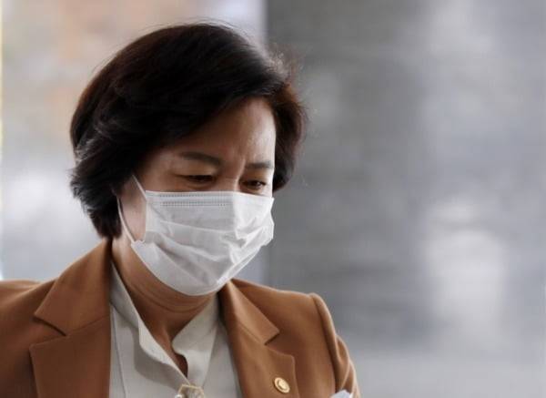 추미애 법무부 장관이 지난 3일 국무회의에 참석하기 위해 정부서울청사로 들어서고 있다. /사진=연합뉴스