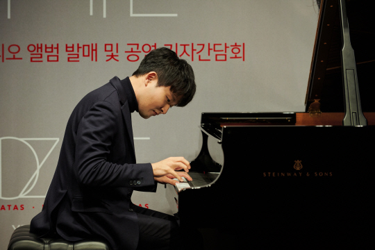 피아니스트 선우예권이 24일 서울 강남구 오드포트에서 열린 간담회에서 연주를 하고 있다.  유니버설뮤직 제공