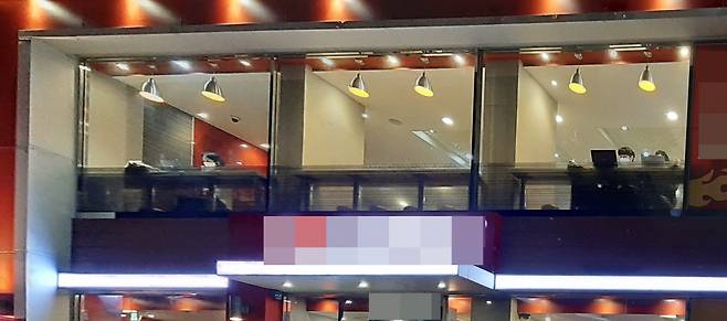 지난 24일 서울 광진구 화양동의 한 패스트푸드점 2층 창가 자리에 앉은 시민들이 노트북을 들여다보고 있다.주소현 기자/addressh@heraldcorp.com