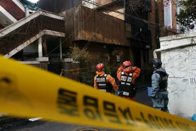 25일 오전 2시 39분께 서울 마포구 공덕동의 한 모텔에서 방화로 인한 화재가 발생해 2명이 숨졌고, 9명이 부상을 입었다. (사진=연합뉴스)