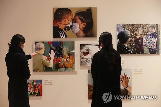 '전 세계 코로나19 현장을 가다'…국제보도사진전 개막