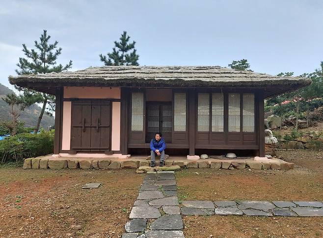 지난 18일 전남 신안군 흑산면 사리 ‘유배 문화 공원’에 있는 한옥 숙박 시설(유배 체험 공간). 김선식 기자가 사리 마을에서 묵은 숙소다. 사진 박재길 전 사리 마을 이장 제공