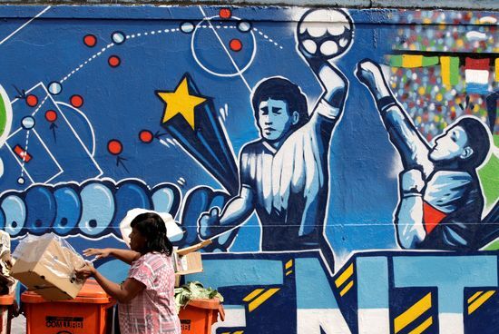 브라질 리우데자네이루의 한 거리에 지난 1986년 멕시코 월드컵 당시 일어난 '신의 손' 사건을 묘사한 벽화가 그려져 있다. /사진=로이터