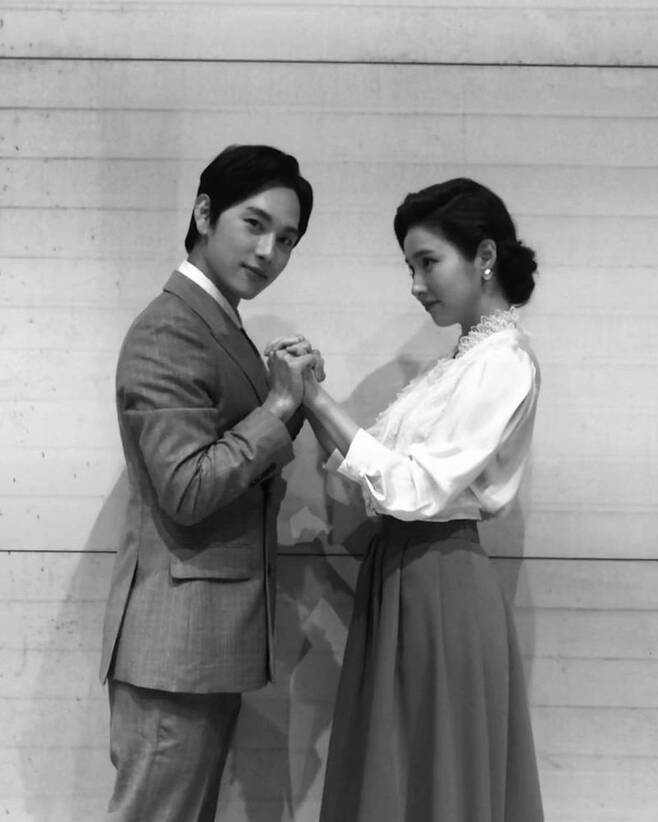 Actors Siwan, Shin Se-kyung boasted of a good-looking girl visual.Siwan posted a photo on his personal Instagram account on November 26 with an article entitled old school combination.Siwan in the photo is looking at the camera with a fresh expression with both hands with Shin Se-kyung.Siwan, who was dressed neatly, and Shin Se-kyungs beauty, who had her hair up finely, made her eyes happy.In another photo, Shin Se-kyung looks at Siwan with affectionate eyes and attracts attention.Meanwhile, Siwan and Shin Se-kyung appear on JTBCs new Drama Run On.Park Jung-min on the news