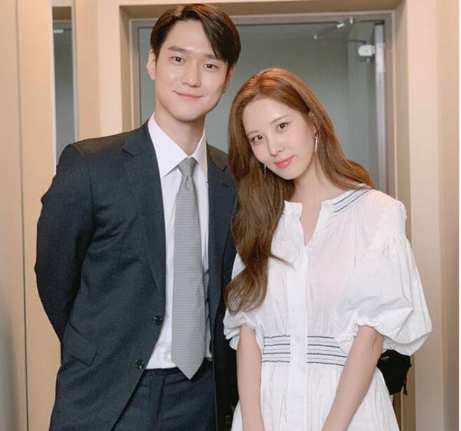 Go Kyung-pyo and Seohyun, called Hyundai Department Store Couple, attract attention with two shots of Hoon Hoon.Seohyun said on his 26th day, Lee Jung-hwan and Cha-ju are the last broadcast of the drama Personal Life at 9:30 tonight.I will meet you later. The photo shows Go Kyung-pyo in a suit and Seohyun dressed in a white dress.The two are currently working on a couple in the JTBC drama Personal Life.Many fans are pleased with the two shots taken at Honeymoon home as they have earned the nickname Hyundai Department Store Newlyweds with a clean impression and extraordinary chemistry.Meanwhile, Personal Life will be broadcast on the last night of the 26th.=