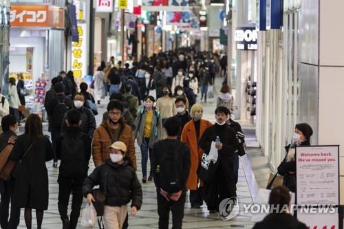(오사카 AP=연합뉴스) 26일 일본 오사카(大阪)의 상점가에서 마스크를 착용한 사람과 착용하지 않은 사람들이 뒤섞여 이동하고 있다.