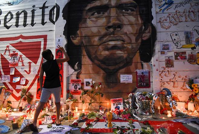 People gather to mourn the death of soccer legend Diego Maradona, outside the Diego Armando Maradona stadium, in Buenos Aires, Argentina November 25, 2020.  REUTERS/Martin Villar   NO RESALES. NO ARCHIVES <저작권자(c) 연합뉴스, 무단 전재-재배포 금지>
