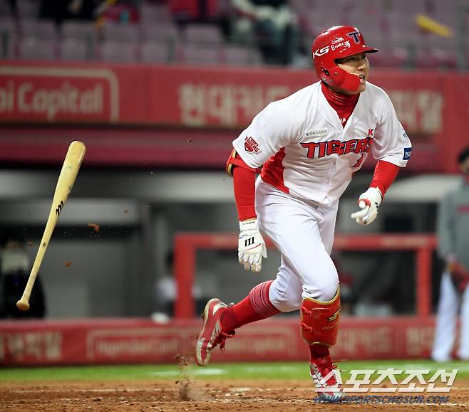 KT 위즈와 KIA 타이거즈의 2020 KBO 리그 경기가 27일 광주KIA챔피언스필드에서 열렸다. 4회말 2사 1,3루 KIA 최원준이 1타점 2루타를 치고 있다. 광주=허상욱 기자 wook@sportschosun.com/2020.10.27/