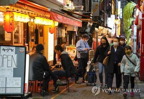 (도쿄 EPA=연합뉴스) 25일 오후 일본 도쿄도(東京都) 신주쿠(新宿)구에서 주점이 영업 중이다.